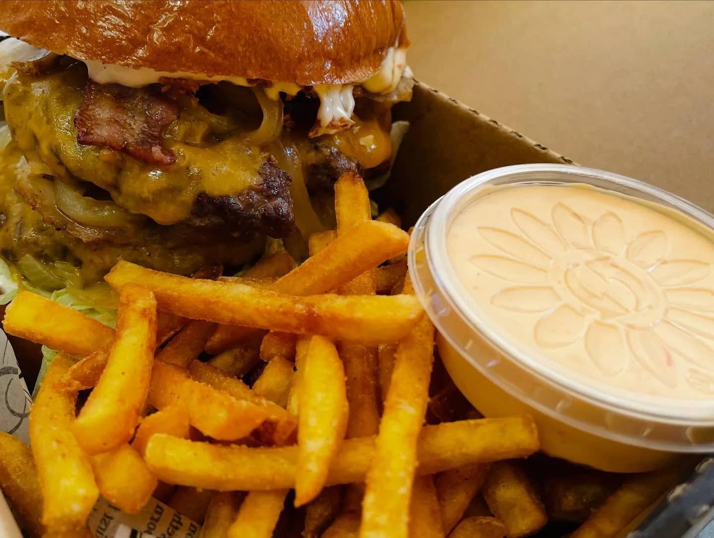 hranolky s burgerom