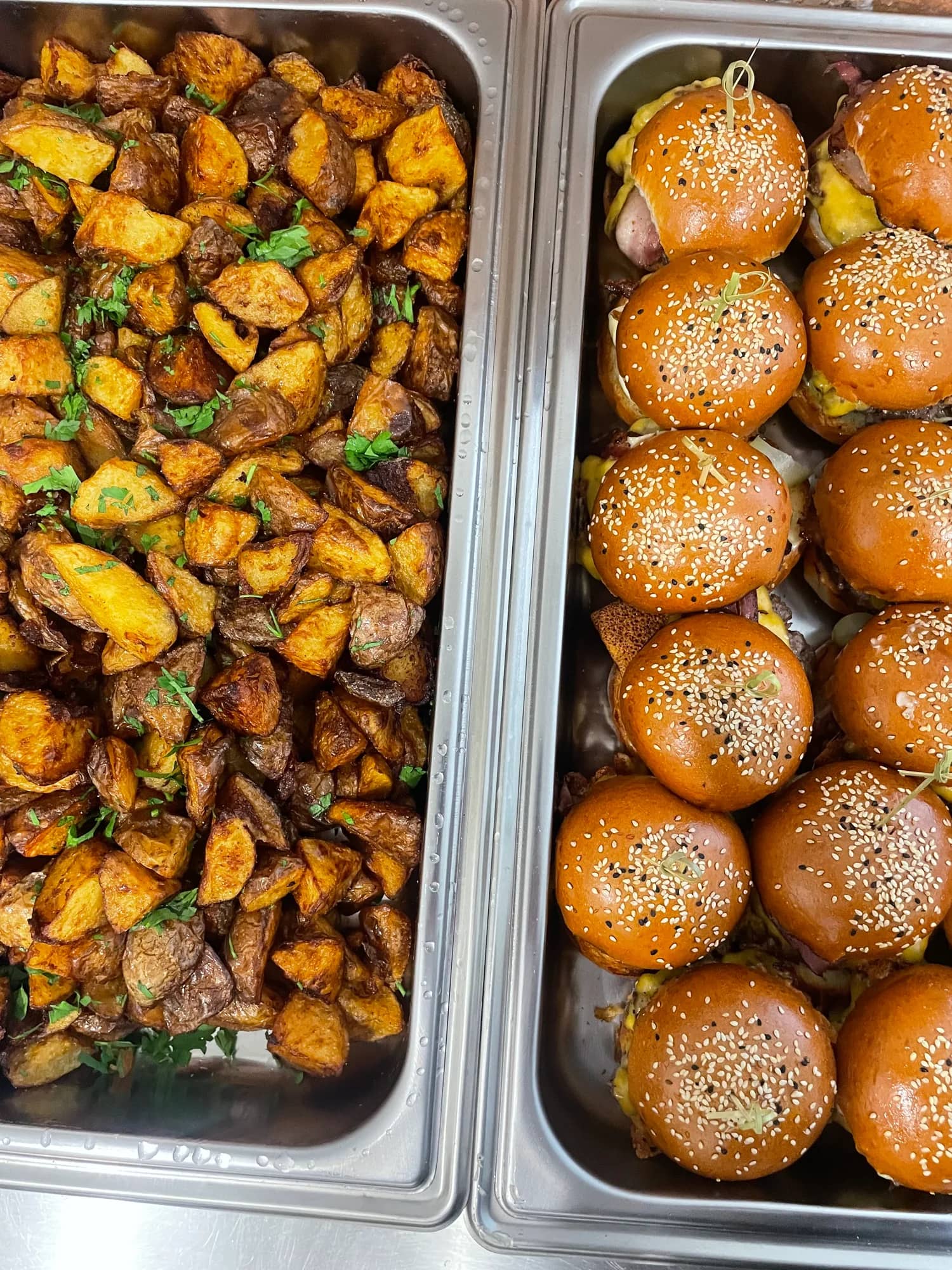 Miniburgre a pečené zemiaky na catering.