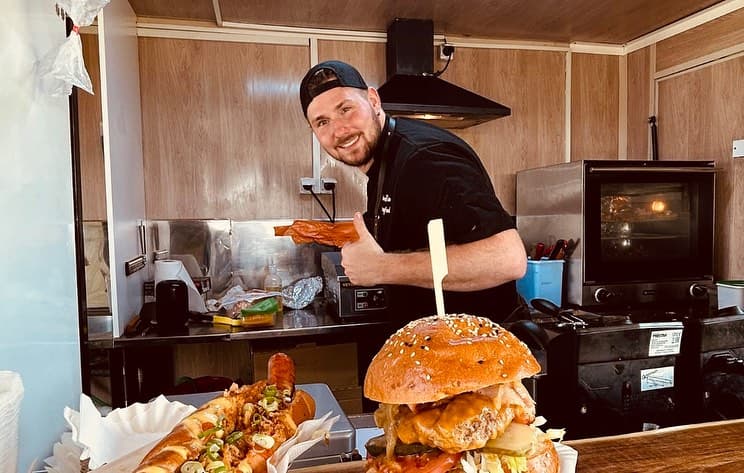 Jakub v kuchyni foodtrucku Pozri Sem počas prípravy jedla